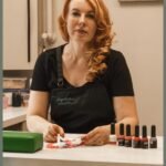 koloriste jolita; kirpeja jolita; grozio studija aprico; kauans.